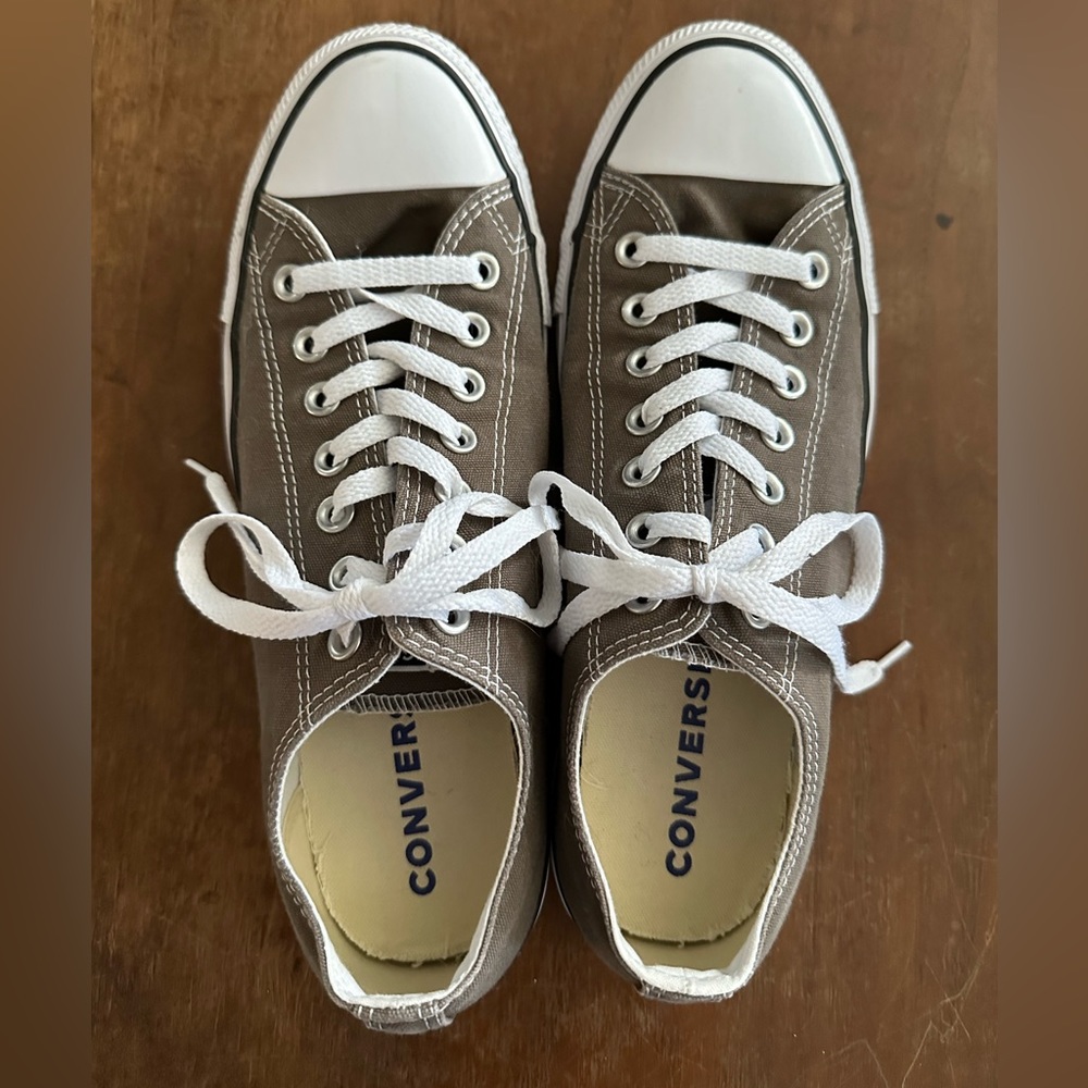 Unisex Converse Chuck Taylor All Star Shoes Sneakers! Size 9 Men/ 11 Women. EUC!